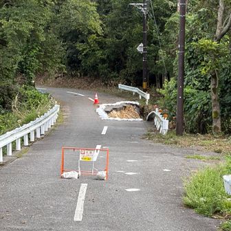 大師ケ岳〜鐘撞堂へいく道の間の道路が、先日の大雨で崩落しました😨
