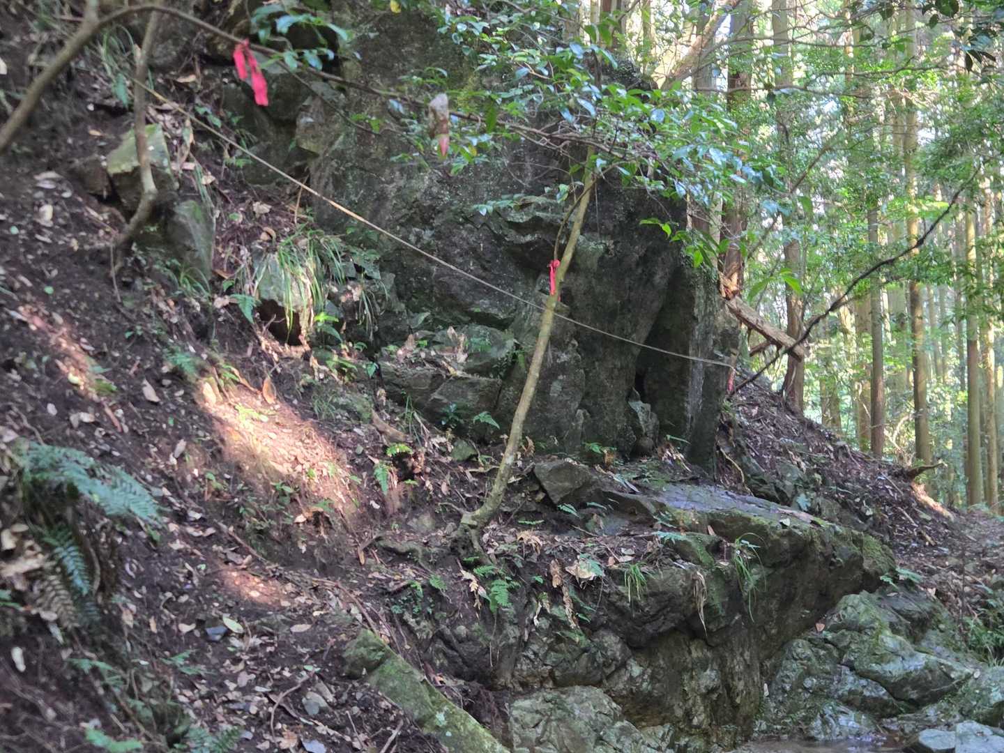 登山前に雨が降ったから、石が滑る😅　　
ロープに助けられながら