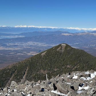 手前にこの後向かう西岳