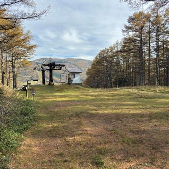 ゲレンデのリフト山頂駅のところまで戻ってきました