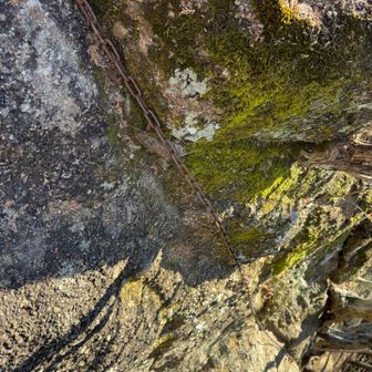 鎖場なので、鎖を使いながら岩壁を降ります。