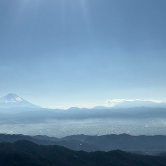 山頂からは富士山🗻と甲府盆地がよく見えます