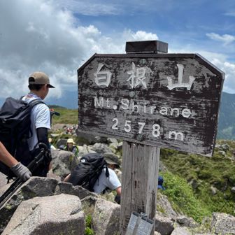山頂は記念撮影をする人で渋滞💦