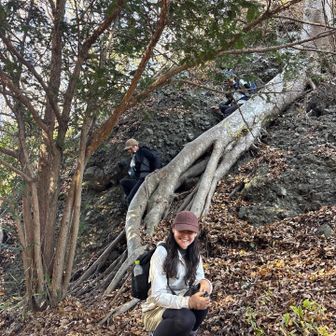 こういう下りも良い経験
ほぼ滑り台だけど笑

木の根っこ達が助けてくれます
グッジョブ👍