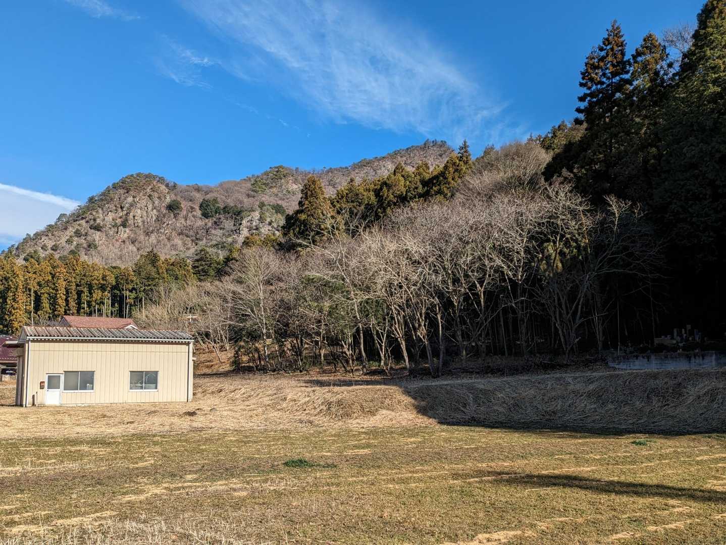 車道からのこれから登る石尊山の山稜