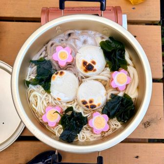 できた❣️特製鍋焼き三色麺の完成なのだー✨
（トッピングのコーデはぴ〜さん担当）