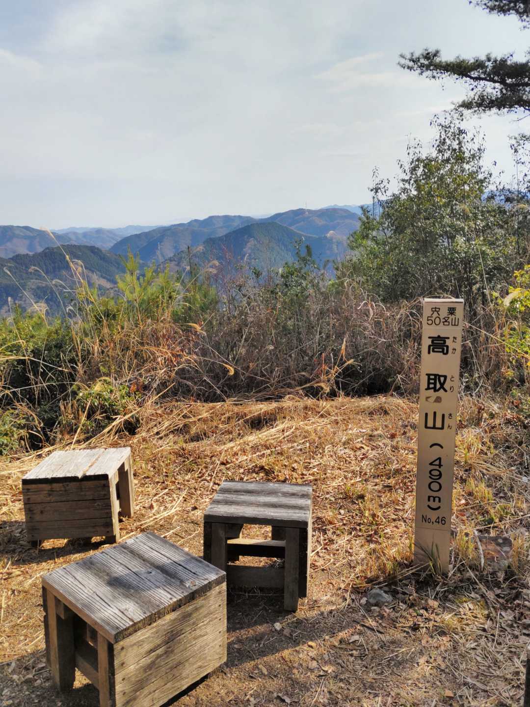 高取山の山頂。登山道の要所にはベンチや椅子が多く置かれている