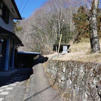 この登山口は！難易度高し　ここから登る人は初見わからないでしょ　民家の脇、一見私有地