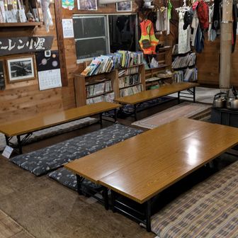 薪ストーブのある広い談話室
多くの山小屋は食堂を兼ねてますが
ここは独立した立派な談話室です。