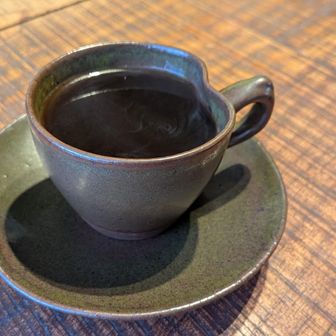 コーヒーをいただく。
山でのコーヒーは美味しい✨

お店も人が次から次へと。
ピザの生地がなくなったらしく、
予約してない方はピザ生地終了したということで帰られてました。
ここに来るときは予約したほうが確実ですね。
店長さんにトバリ常連さんのdaikiboさんのこと聞いたら今日来られるよということでした😁