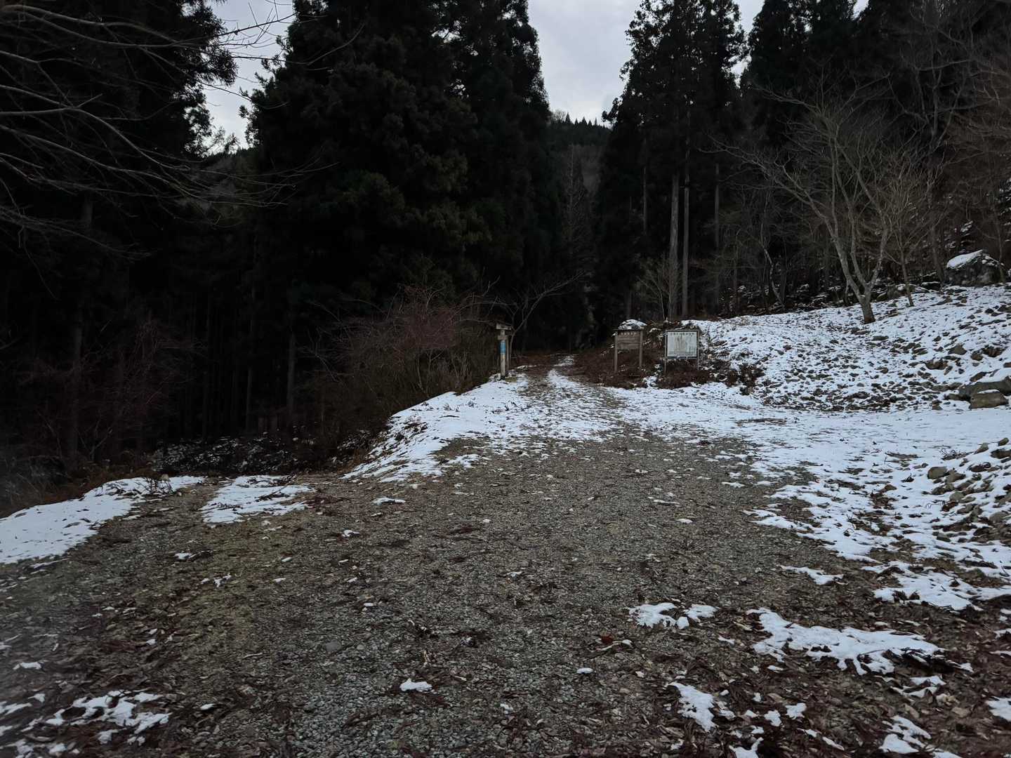 30分ほど林道を歩くと双門コース（左）と金引尾根（右）の分岐があります。冬の双門コースは厳しいだろうなぁ〜😆　ワタクシはまた雪が溶けたら9回目の双門を登りに来ようかな〜😊