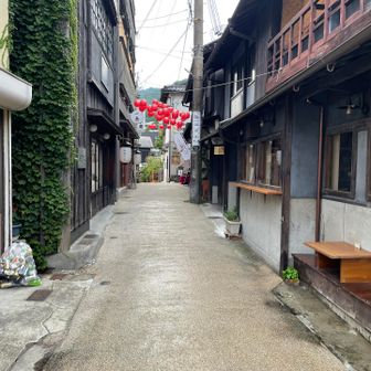 朝の有馬温泉街を駆け抜ける