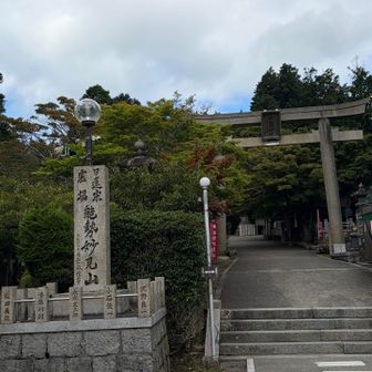どう見ても、こっちが表玄関ですね。