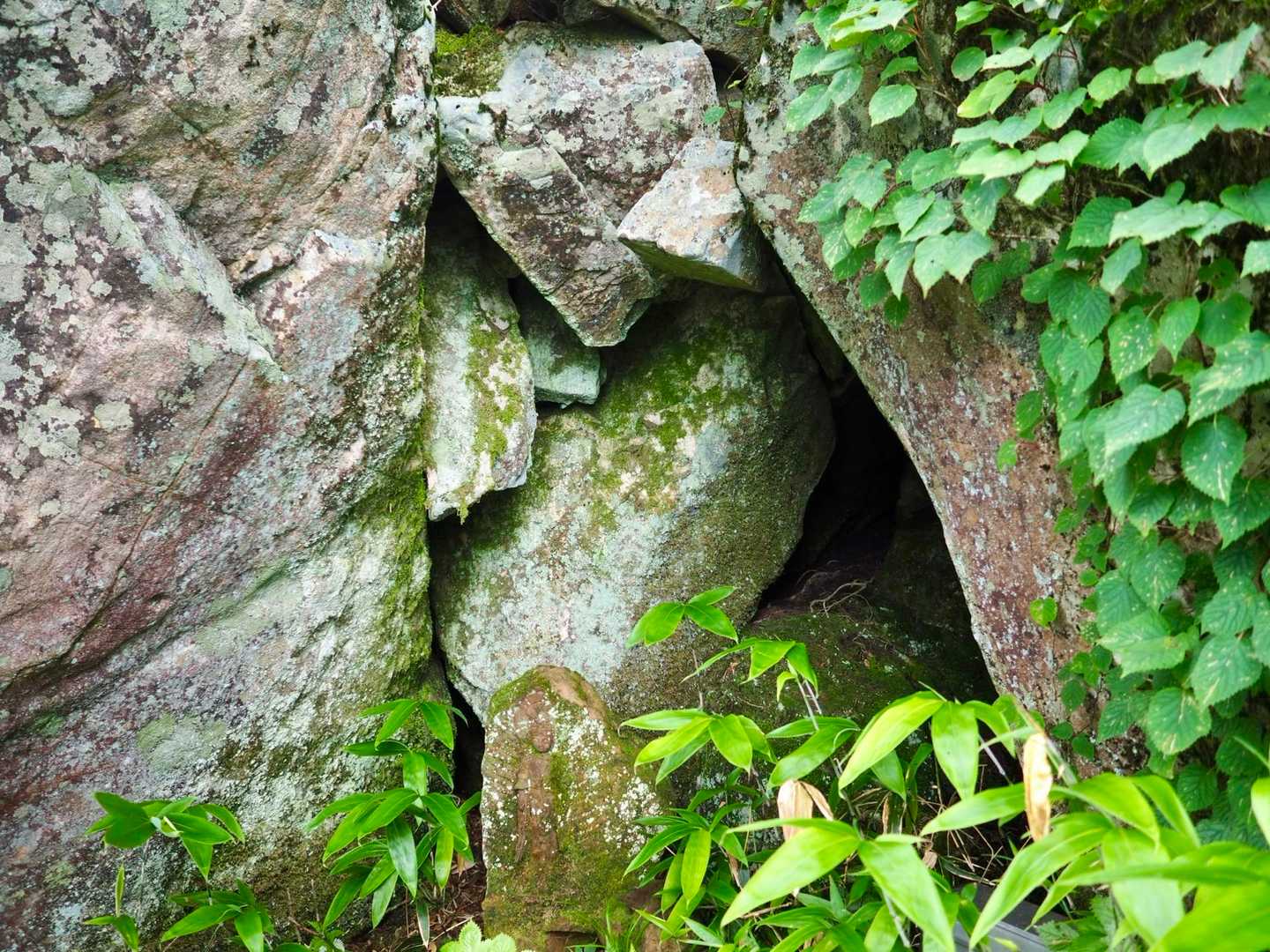 山頂下の祠　下の岩に仏像さまが