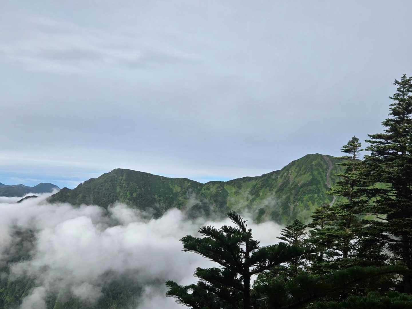 一瞬見えた霞沢岳（右）。