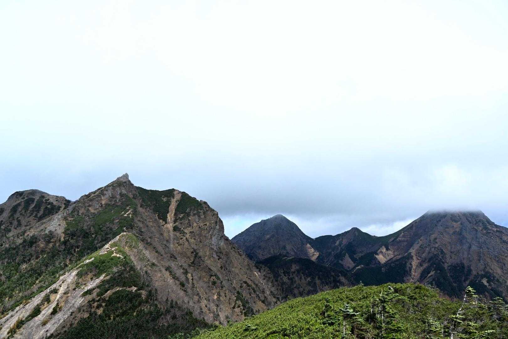 秀麗な円錐形の頂から鉄鉾が立つ岩峰へ。変化に富んだ南八ヶ岳の稜線歩きの写真