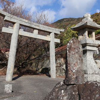 一の鳥居で振り返って拝礼し