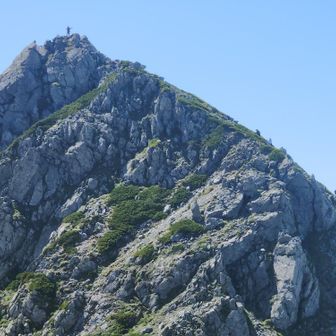 いかつい龍王岳。人が小さく見えます。