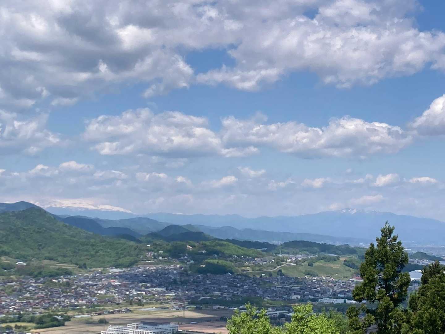 遠くには、右に葉山、左は月山です😃