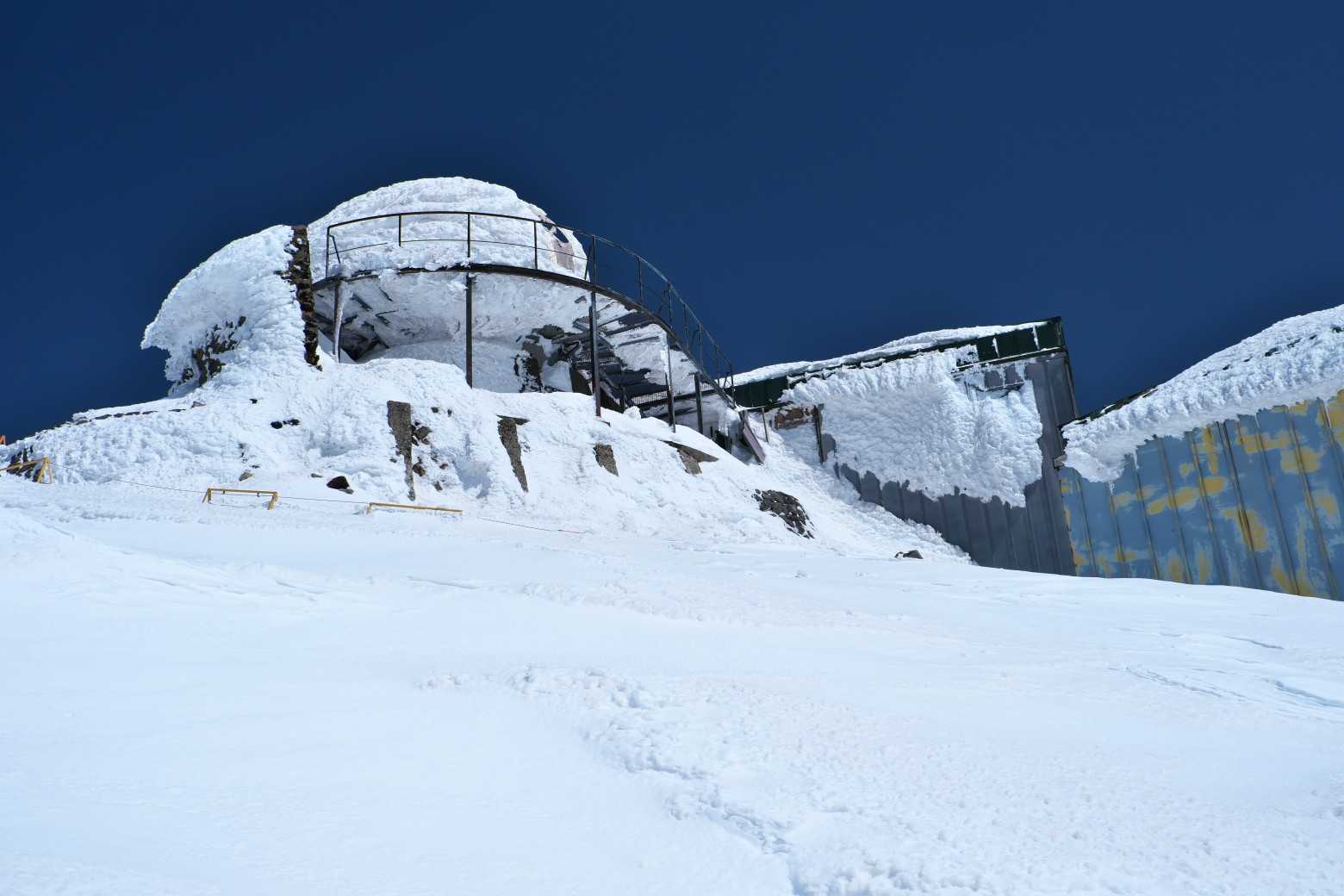 夏道は立ち入り禁止になっているみたいなので雪のあるうちに直登✋
