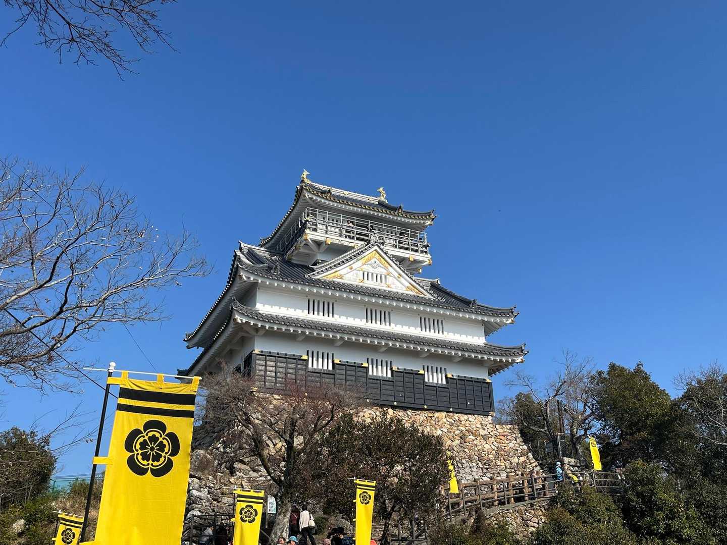 青空の下　凛々しく立っておられます