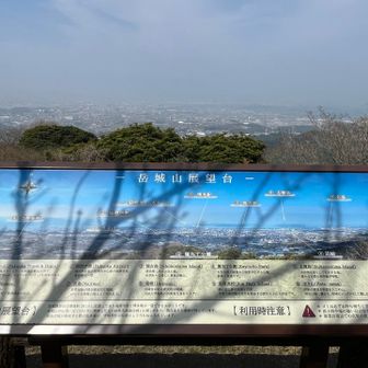 頑張って岳城山の展望台にとうちゃこ😃福岡市方面の説明板に木の影😆