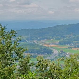 御嶽山山頂そばの開けた場所からは北関東道のS字カーブが見えます✨️
