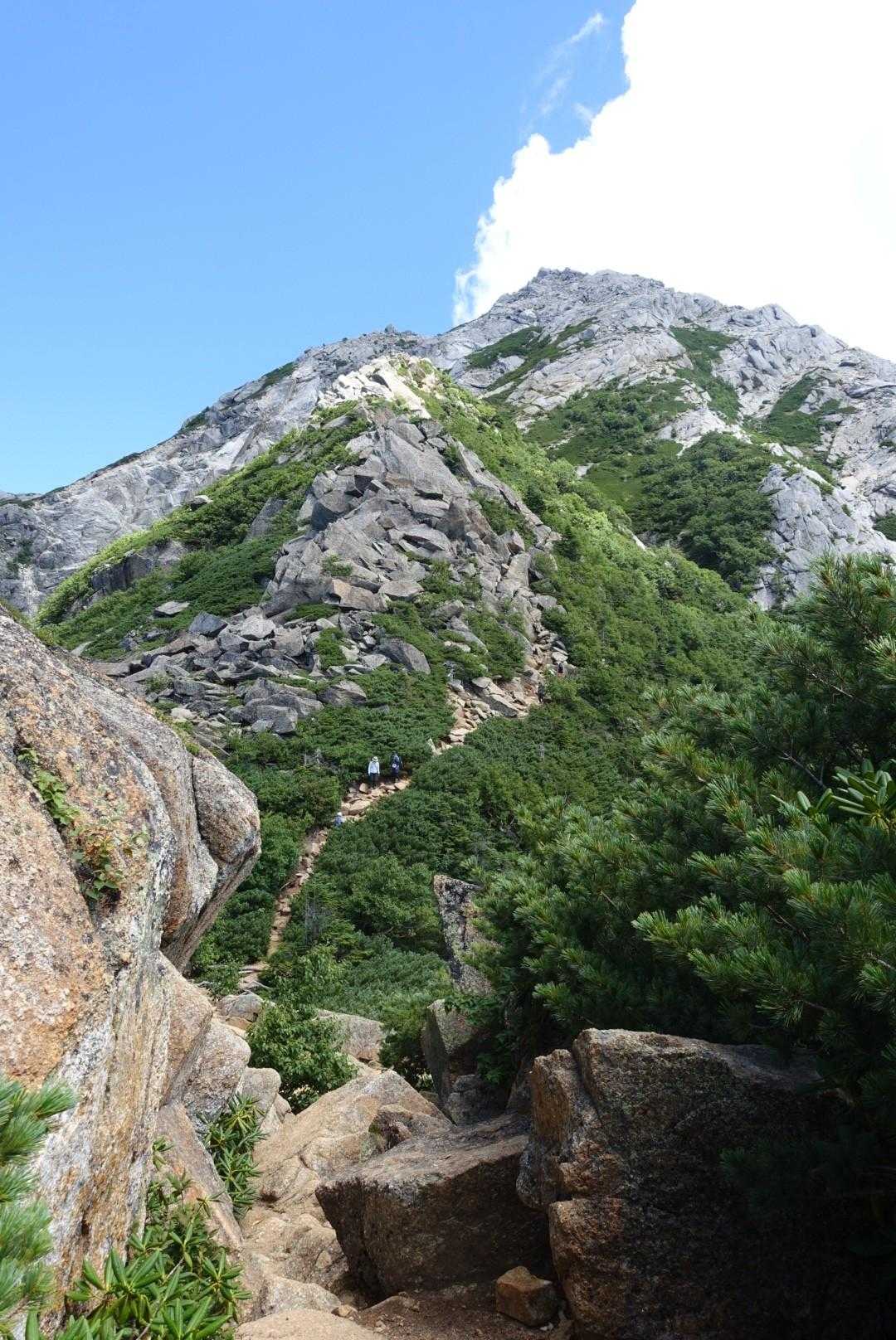聳え立つ岩峰