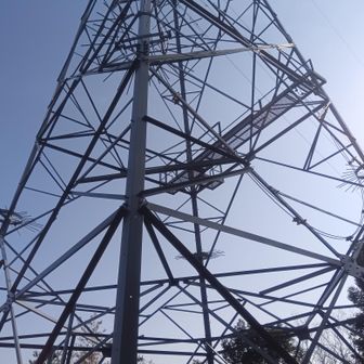 そばの鉄塔　天気は良い