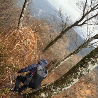 ゆっくり休憩を済ませて

まだまだ続く山歩開始！


スニーカーに毛が生えた登山靴で

急坂を滑り下り

100回◯にかけるw

