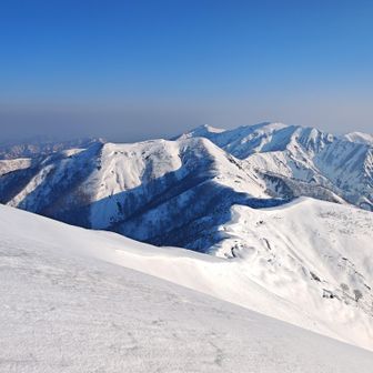 神室山を振り返って。
あそこまで戻るのかぁ😅　

少し斜面を降りて、東側から撮影