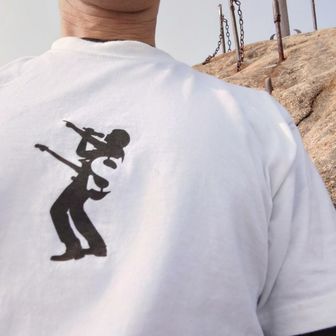 今日の姿は、白のTシャツとブルージーンズ　人生初めて旭岳を登った格好　あの時はバイク　今日もバイク　
ノスタルジーに浸りましたが、真似して登ってはいけません　汗が乾く気配がまるでありません（笑）　