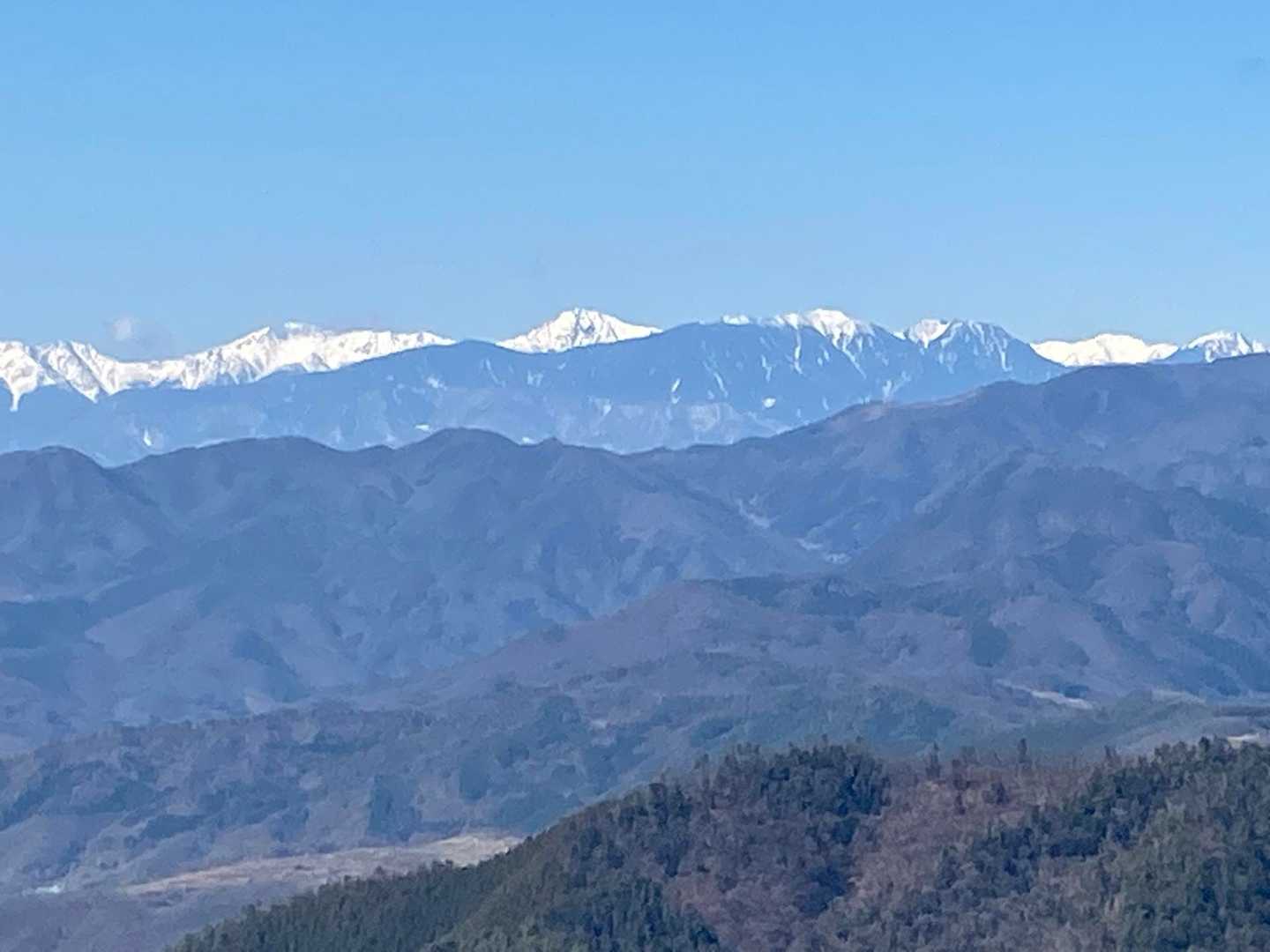 奥の雪山が南アルプス　奥中央が北岳　その左が間ノ岳