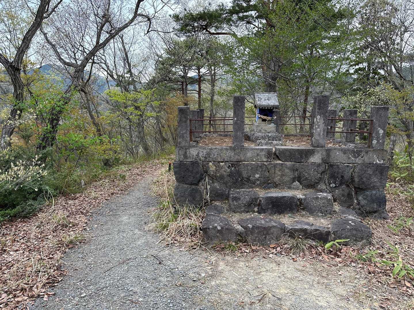 秋葉山の山頂に到着、山形に秋葉山と言う名の山多いなぁ😁