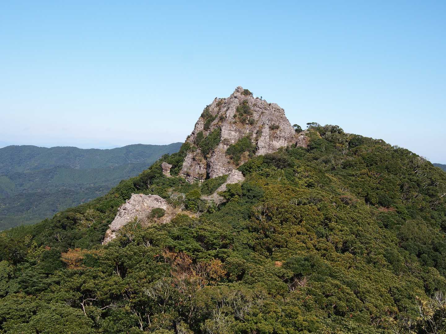 山頂に人がいる