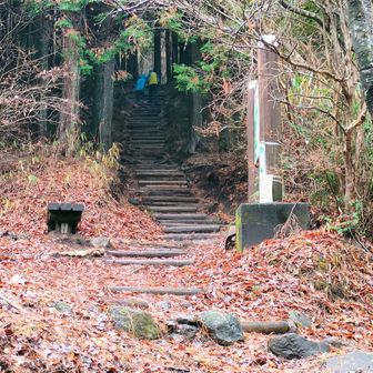 ➡長者ヶ岳登山口。登山者登って行った、行ってらっしゃ～い👍️