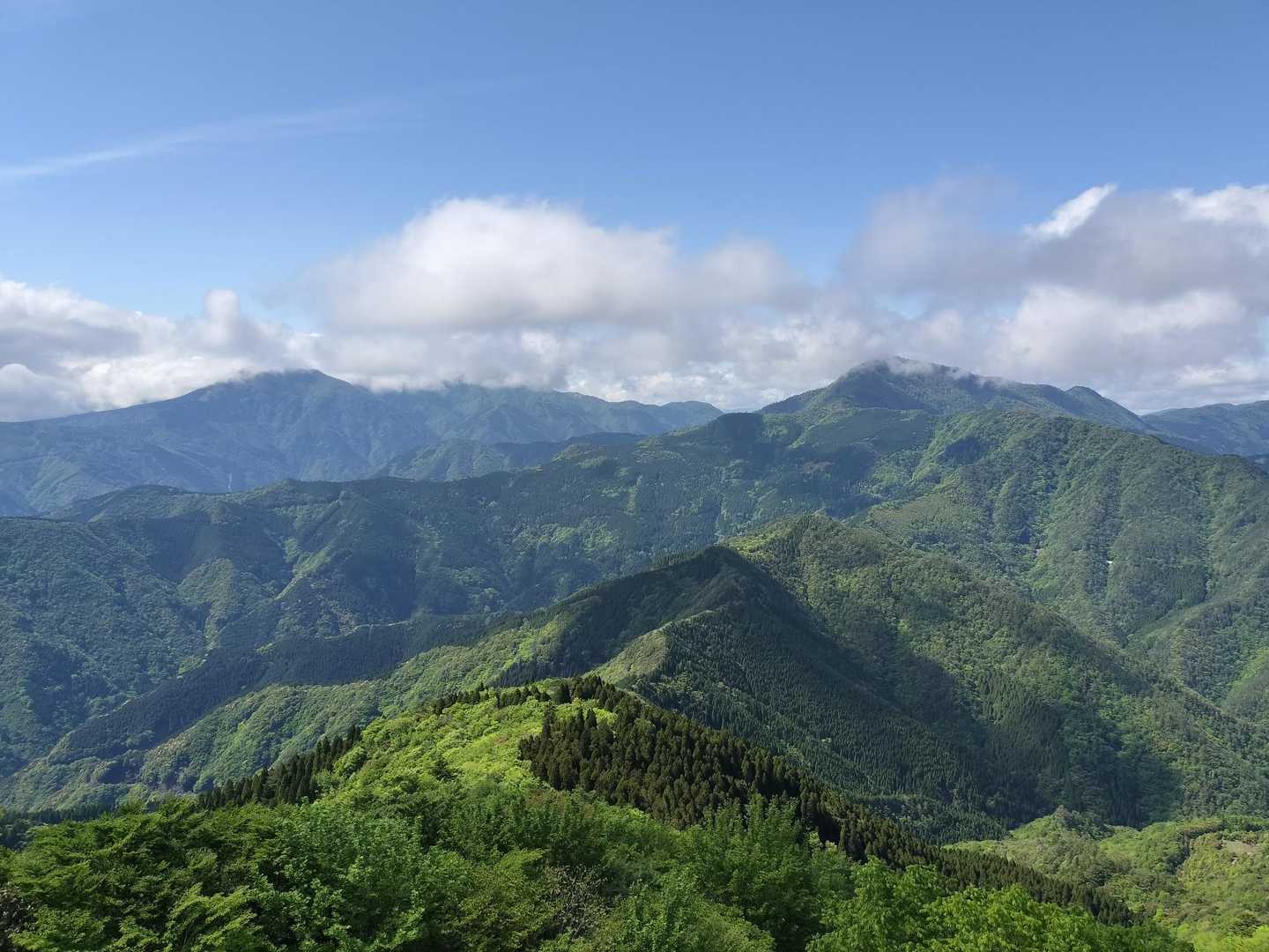 左が市房山、右が石堂山