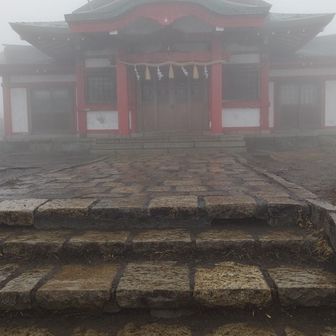 雨で霞む箱根神社元宮