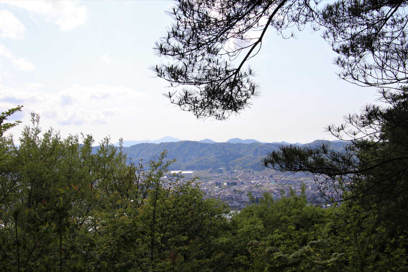 山頂からの眺望は、木の葉が展開するとこんな感じ。
小千谷西山の向こうに八石山と米山。黒姫山は、木の葉に隠されています。