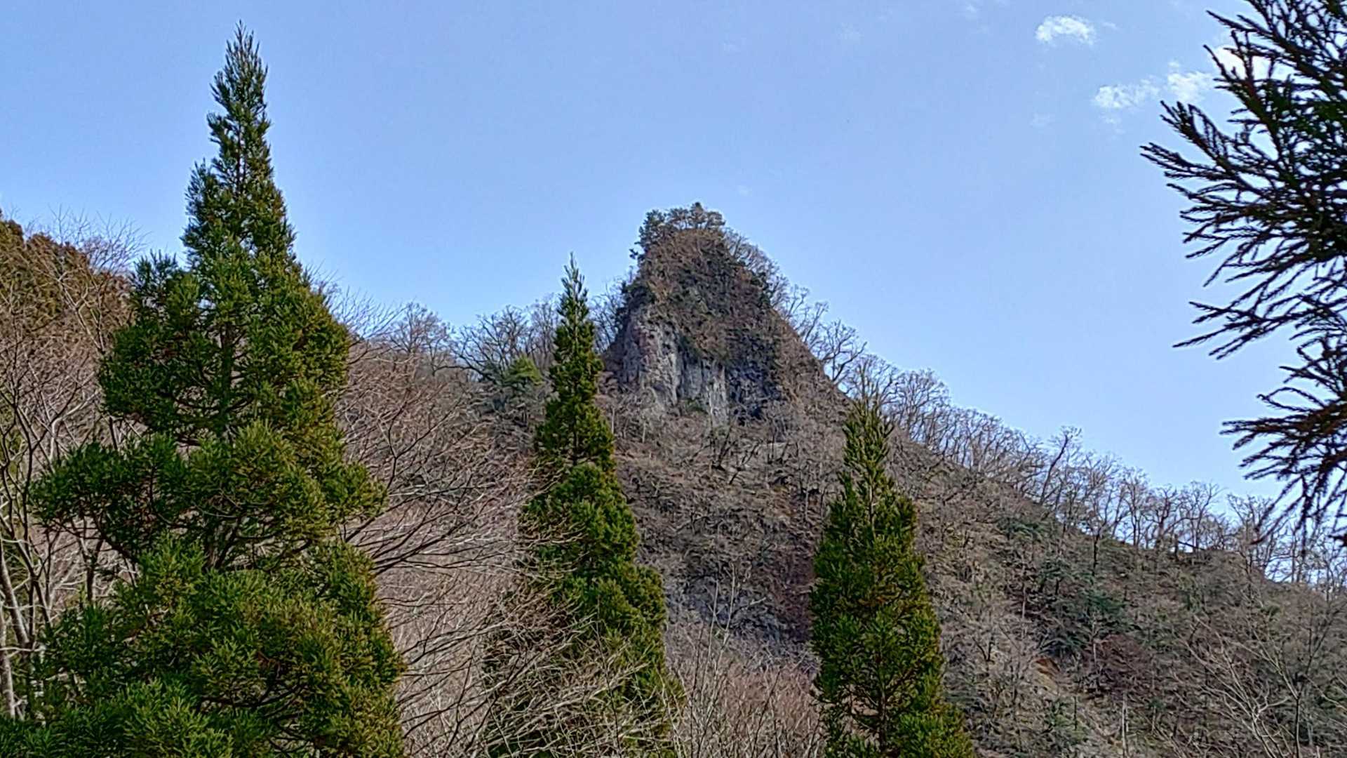 トンガリ岩山