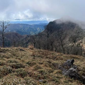 稜線に僅かな晴れ間。中岳山頂をふんわりと捕捉。
