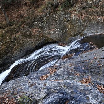 いつもは行くことのできない　生瀬滝の先端まで行ってみました。露出している岩場も氷がついて居ます