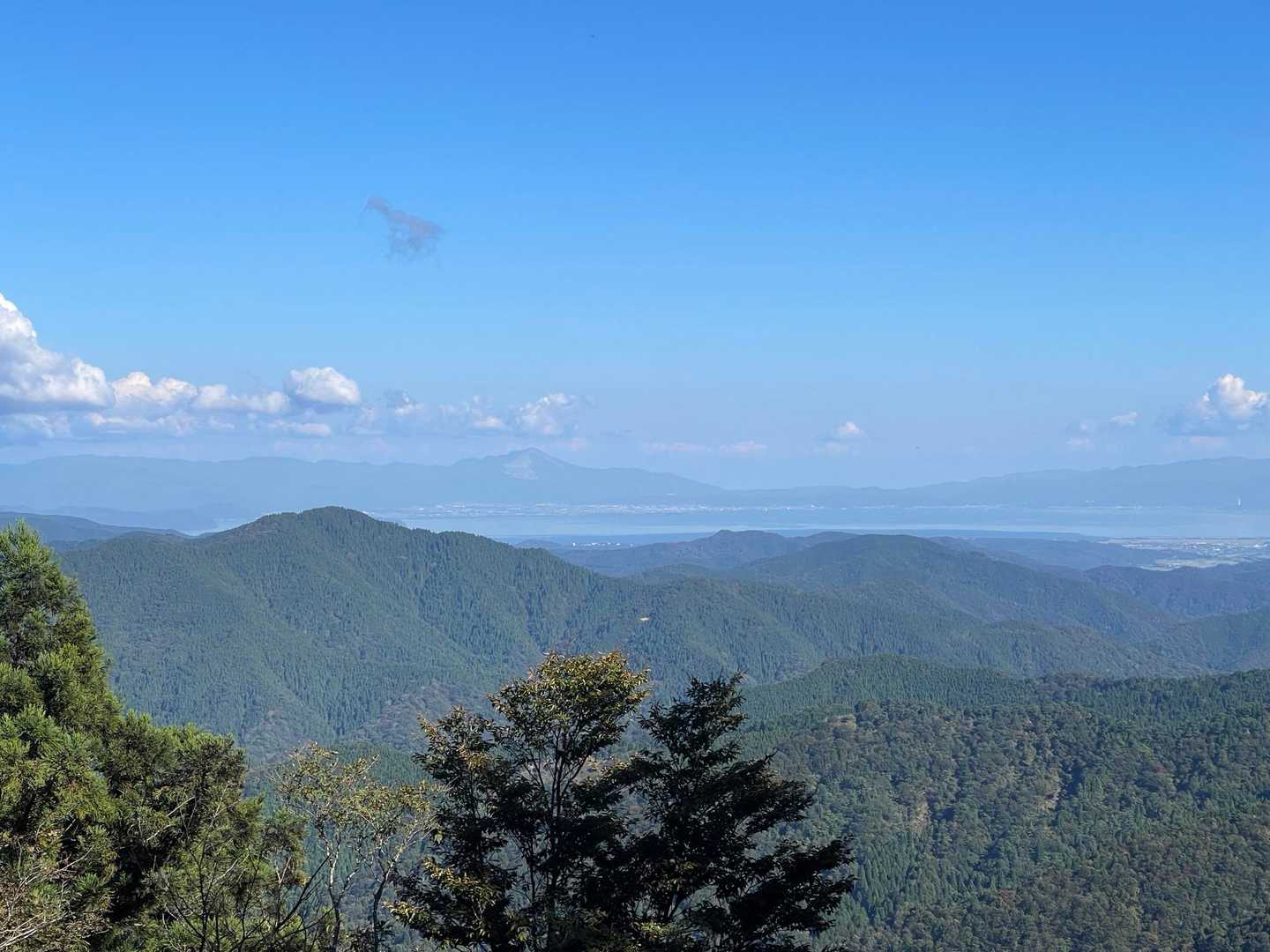 今日は秋晴れで空気澄んでて
琵琶湖の対岸にある伊吹山もよく見える😆