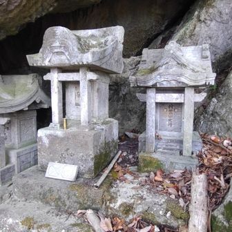 石の祠
向かって右側が秋葉山大神、左側が道了大神です。中央はわかりませんでした。
ちなみに道了大神とは天狗様のことのようです。