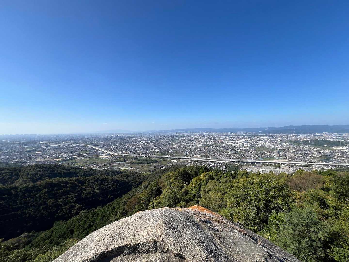 交野山頂上の大岩に登ってみた