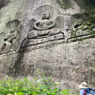 磨崖仏
右側の石仏は、少し苔むしてます