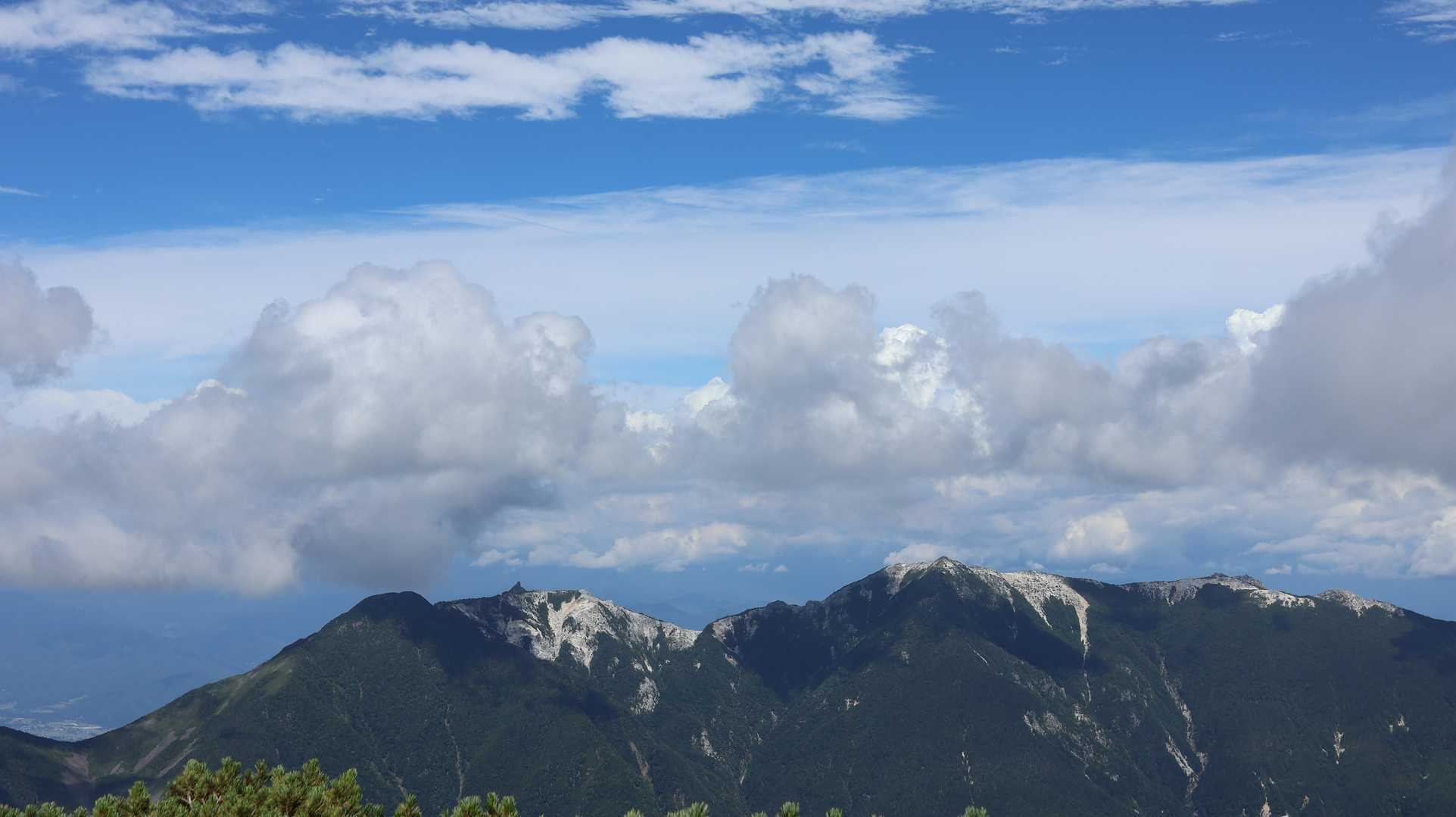 北岳 | 巨大な岩壁を抱く日本第2の高峰へ、池塘や花々に癒されながら挑むの写真