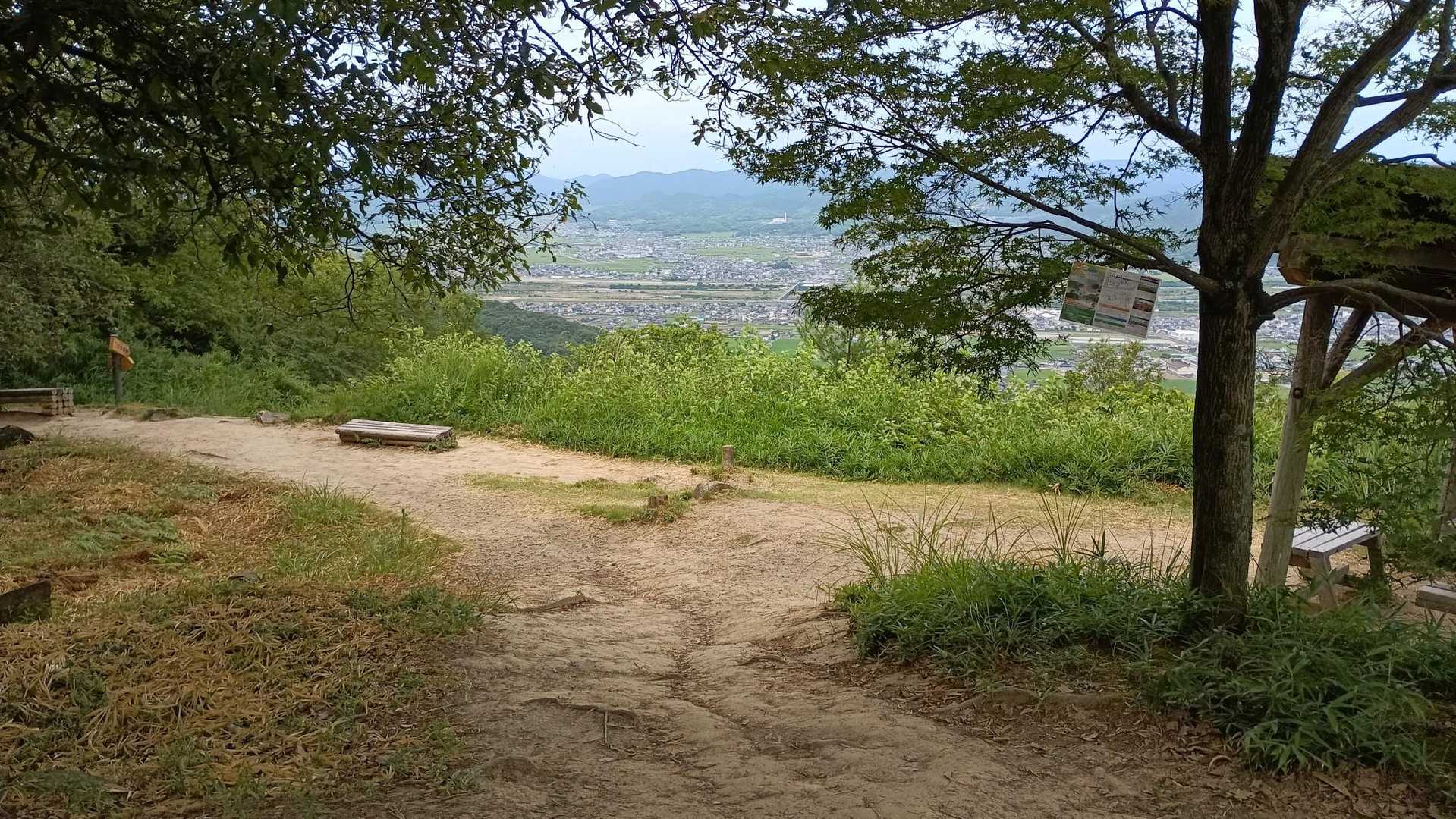 タイムを気にしているので山頂に長居は無用、ヤマップのピーク軌跡がついたのを確認できたので下山を開始します🤣