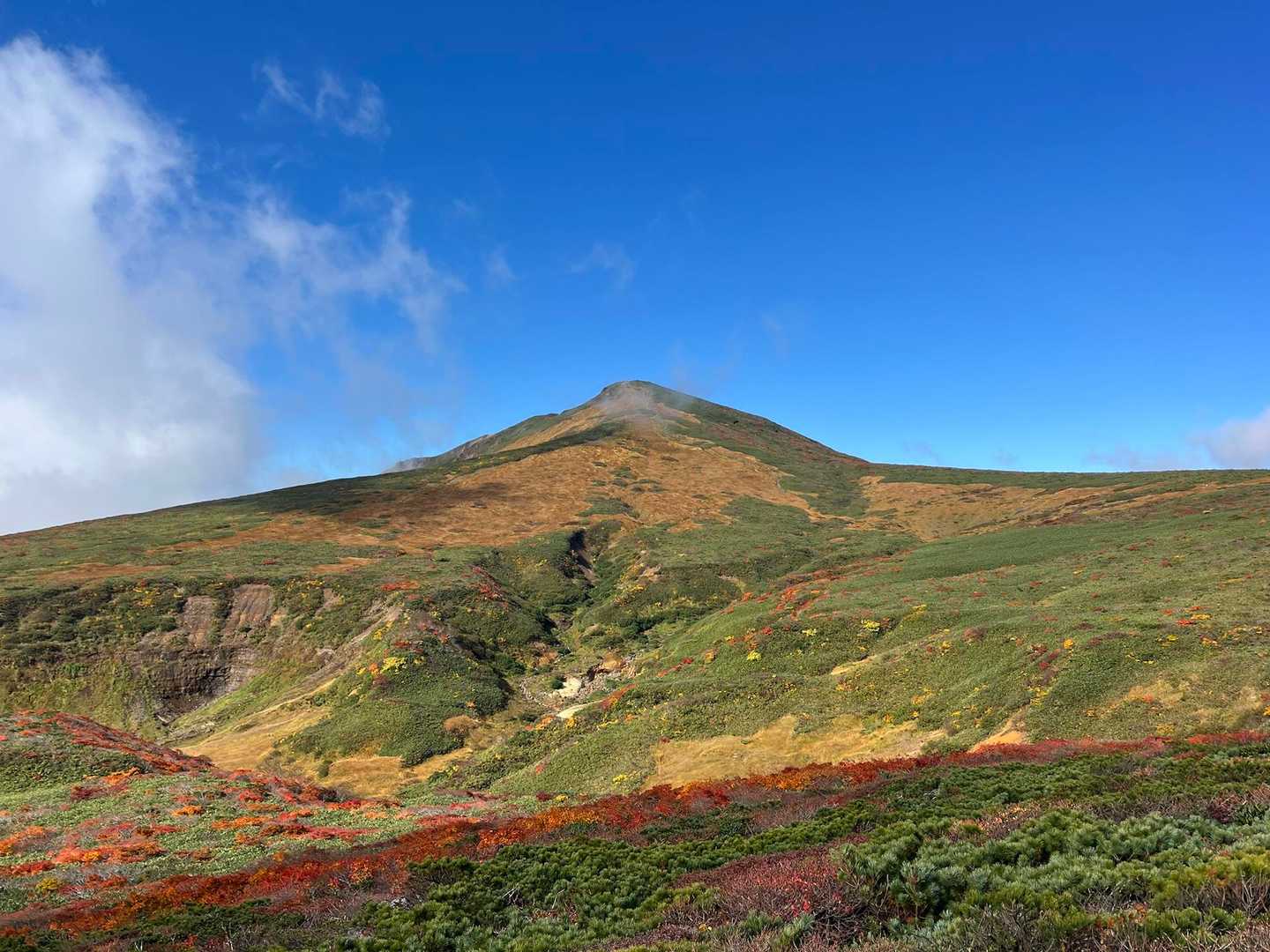 栗駒山 | 神の絨毯と称される圧倒的な紅葉美、山全体を染める極彩色のパノラマの写真