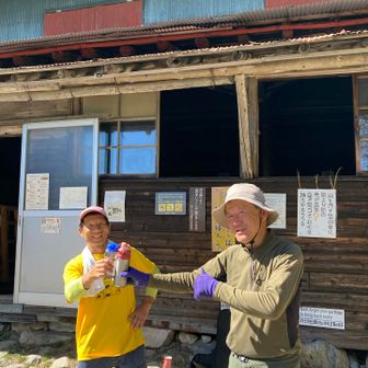 原澤さんは、なんとビールを2本も！
ゆっくり待ってのんびりしたので、小屋スタートは14時。